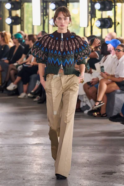 Look 25